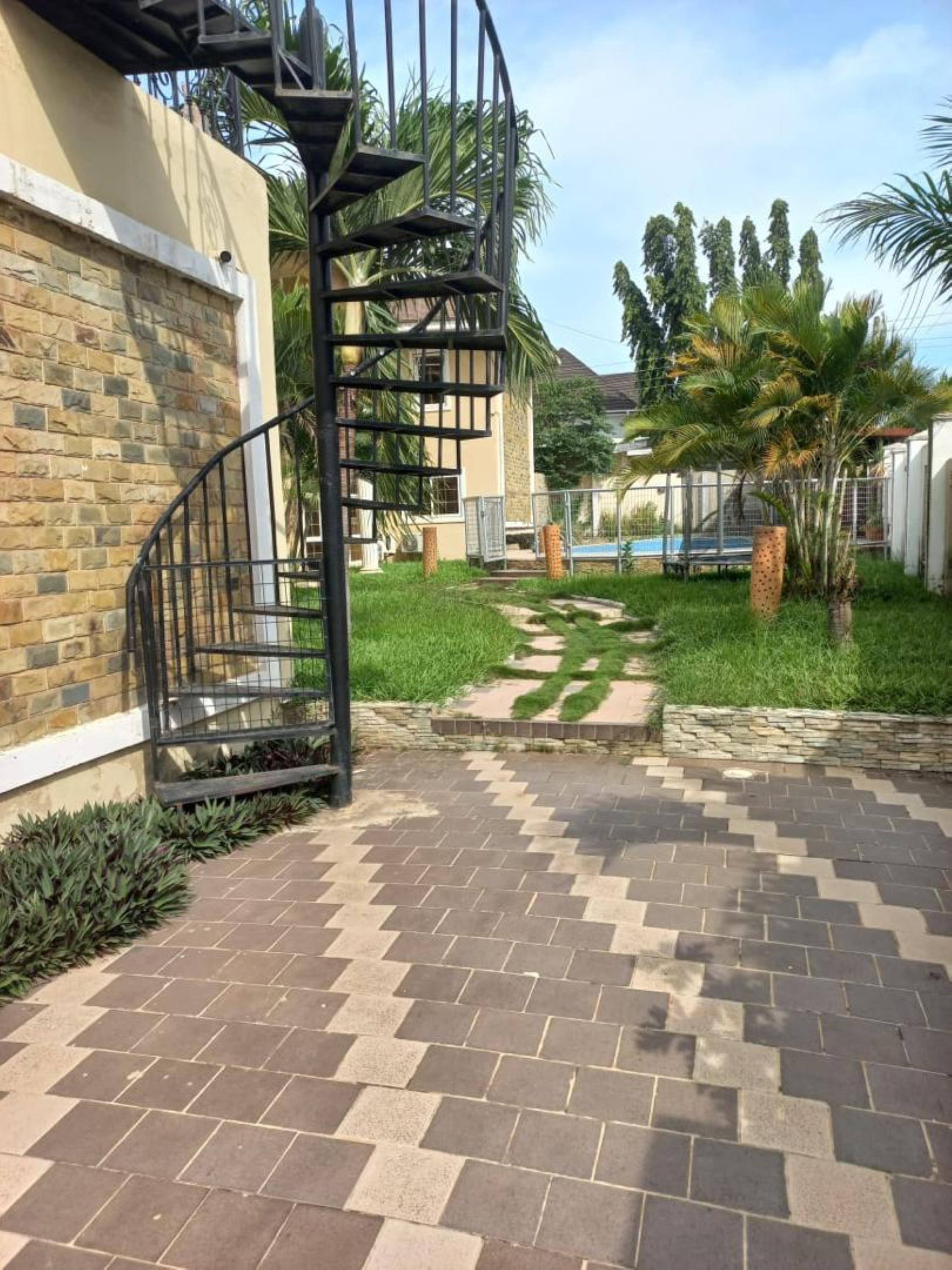 Executive 5 Bedroom house, East legon A/ C Mal, Accra | Strathium