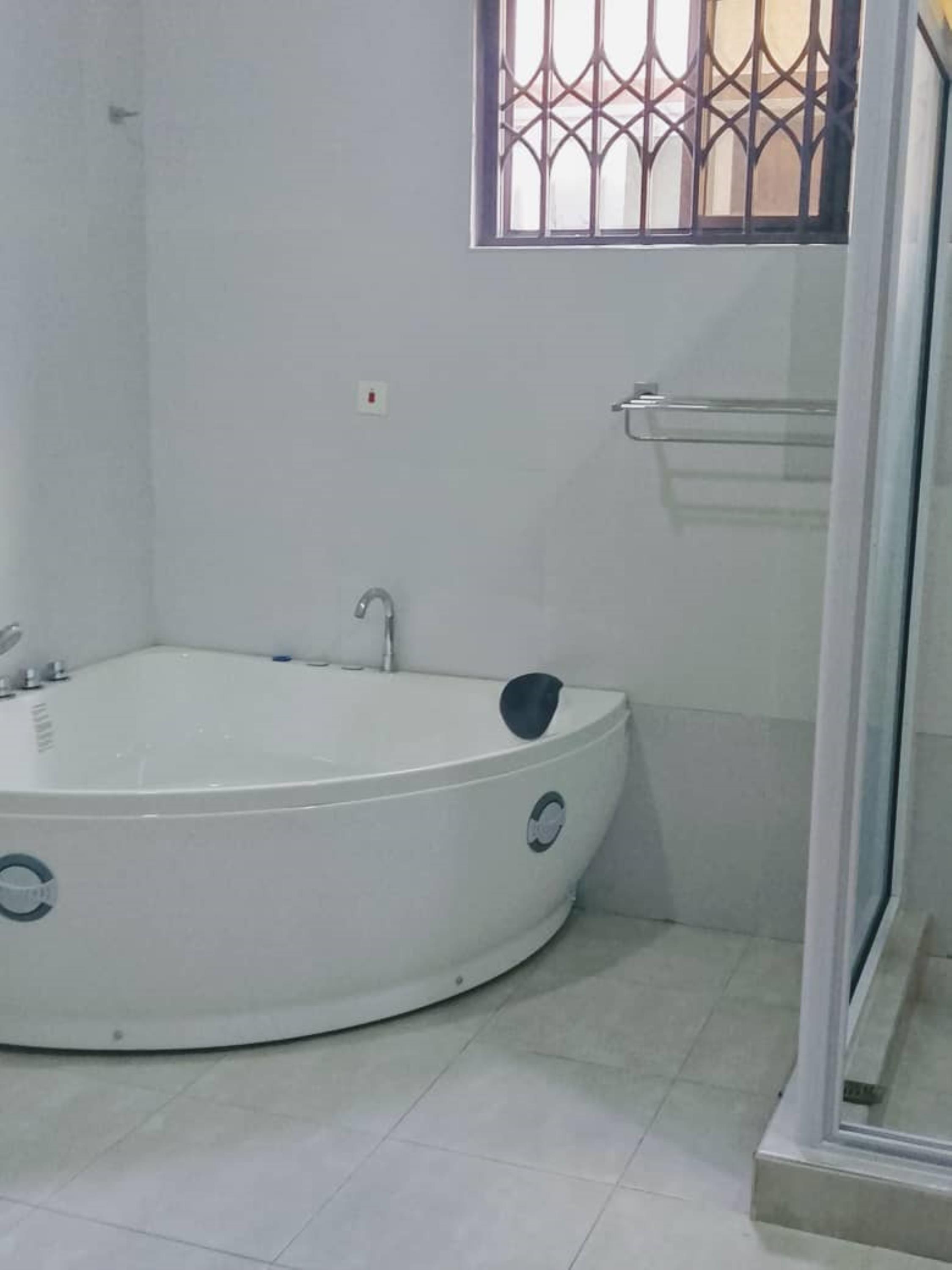 5 Bedrooms Self Compound House, Dzorwulu, Accra | Strathium